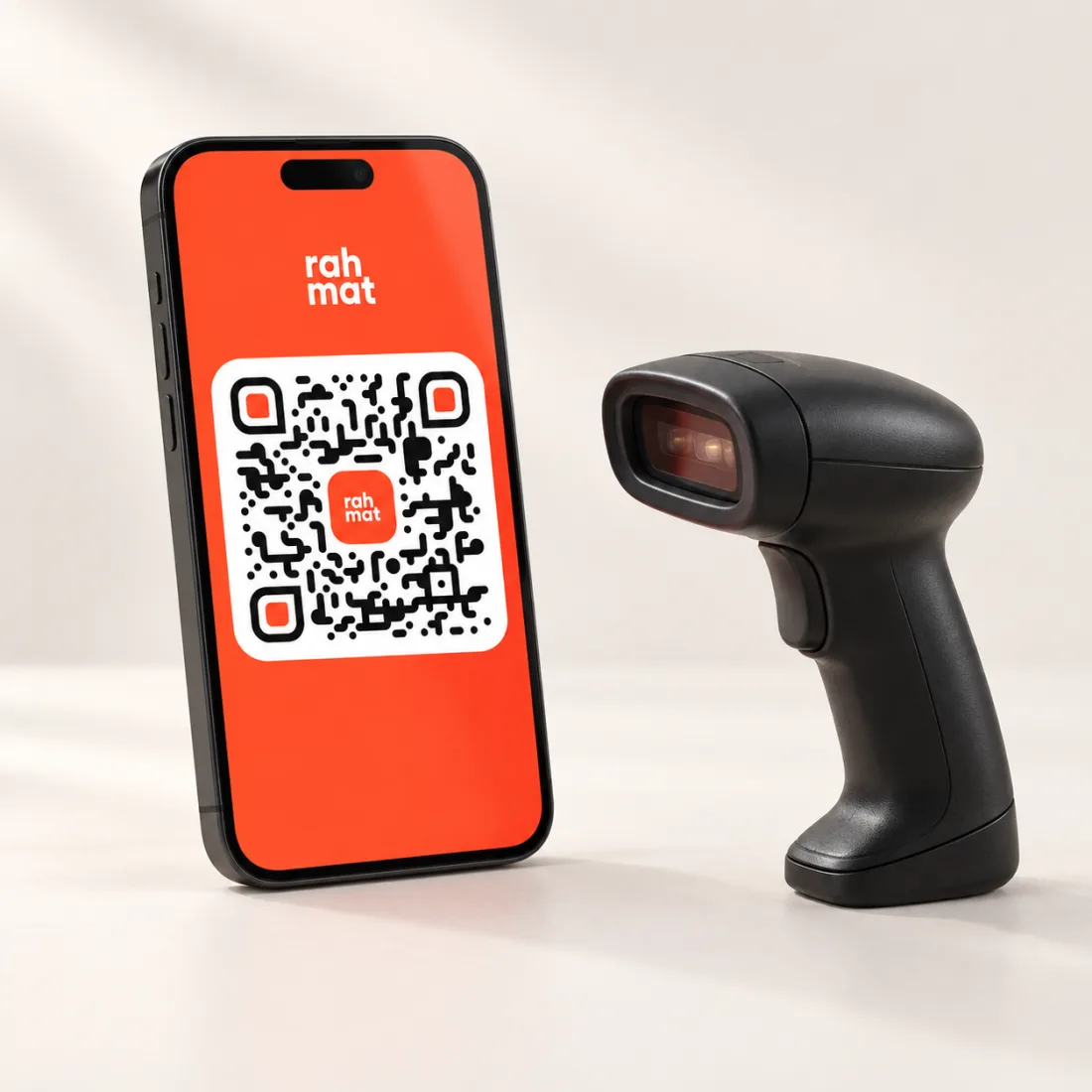 Xaridor telefoni ekranidagi QR va unga qaratilgan kassir skaneri