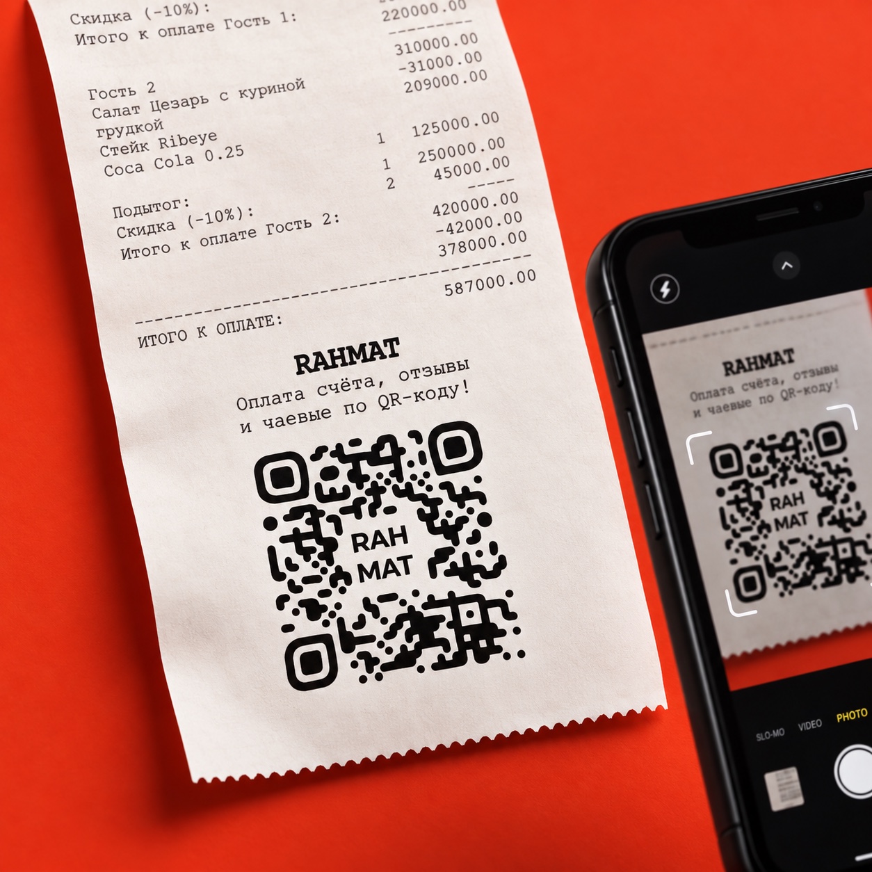 Qizil fonda hisob varag‘idagi yirik Rahmat QR va uni skanerlayotgan telefon