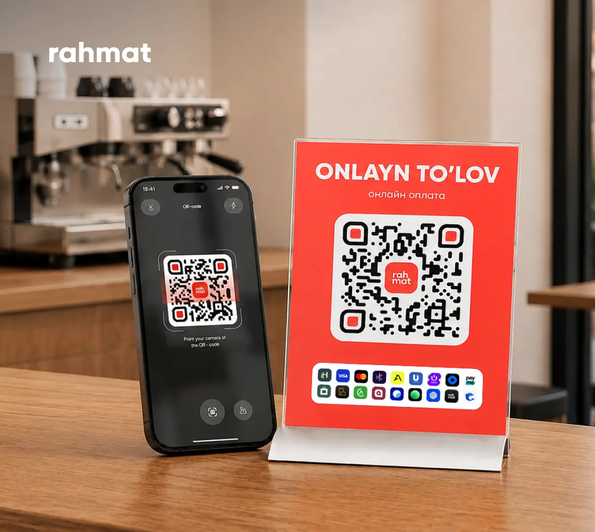 Смартфон сканирует единый QR-код Rahmat на табличке в кафе
