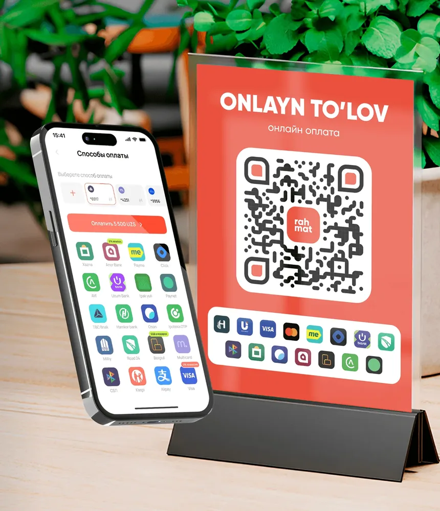 Подставка с единым QR-кодом Rahmat и телефон со списком способов оплаты
