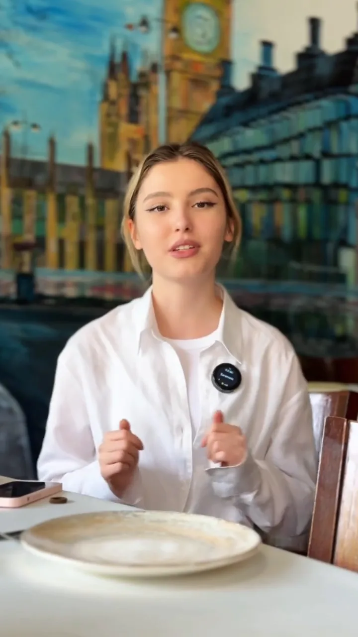 Videodan kadr: City Grill restoranida stol yonidagi qiz