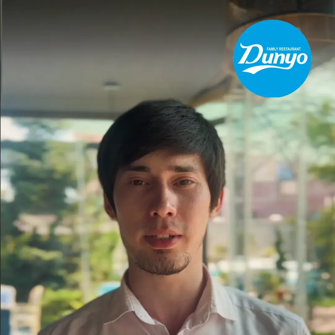 Dunyo restoranidagi oq ko‘ylakli yigit