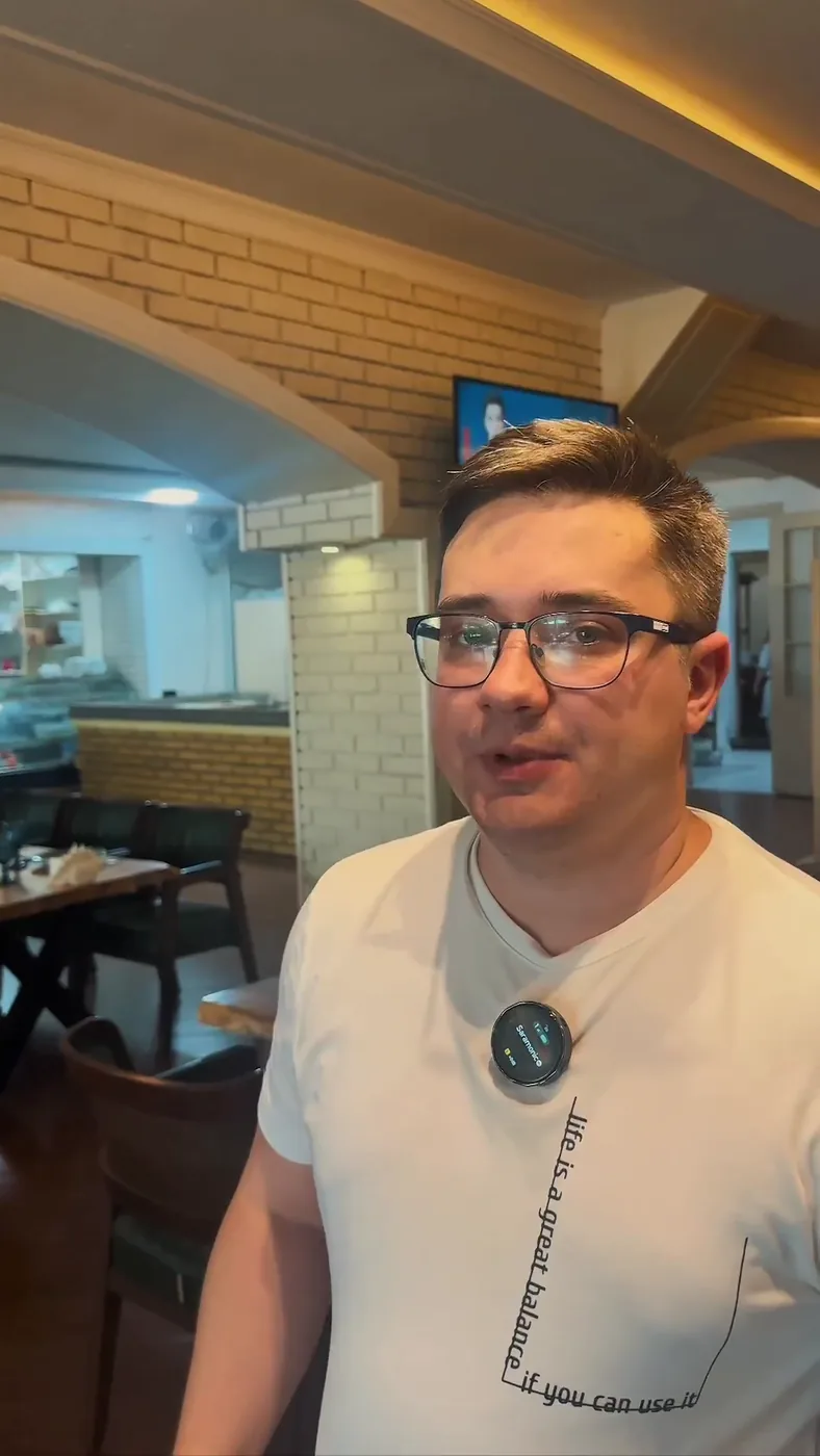 Dunyo restorani zalidagi erkak