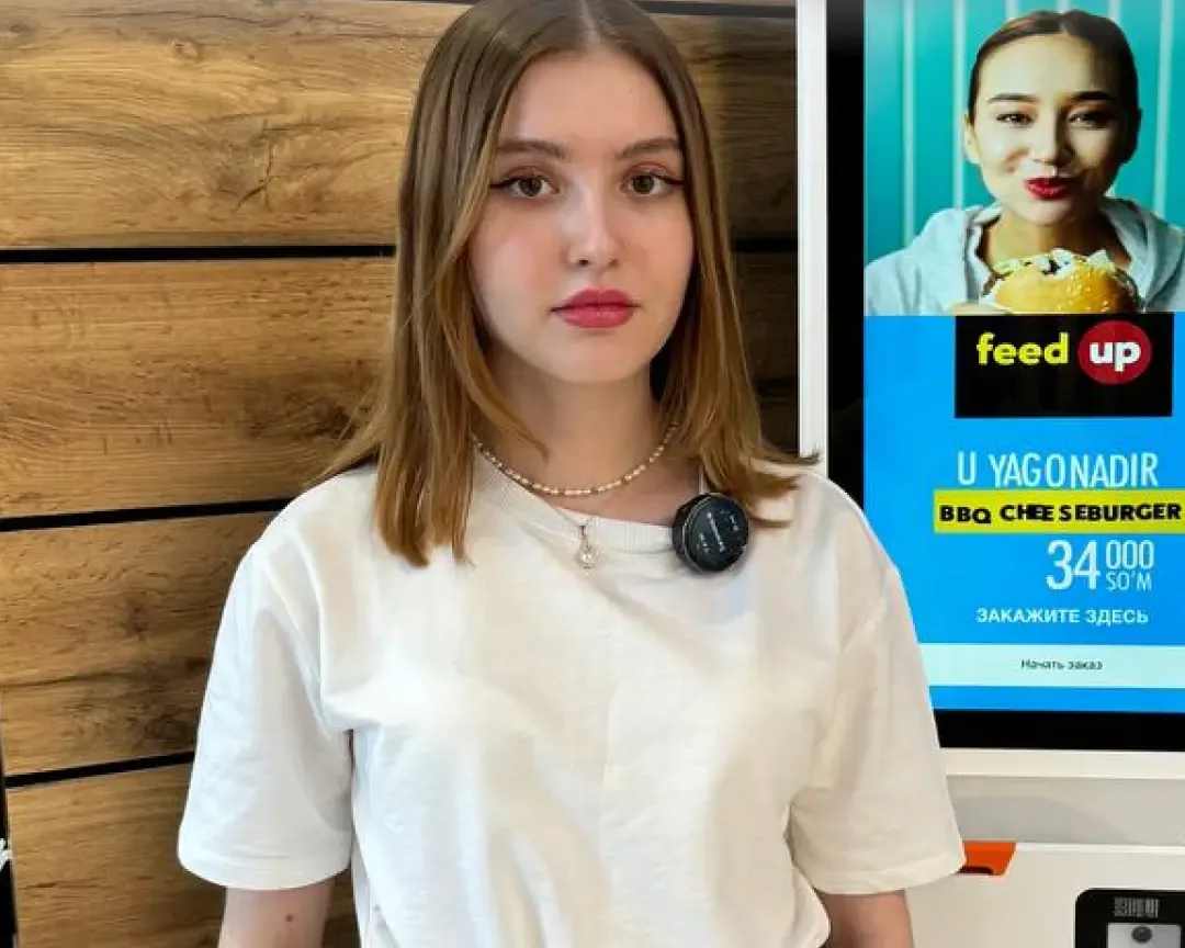 Feed Up o‘z-o‘ziga xizmat kioski yonidagi qiz