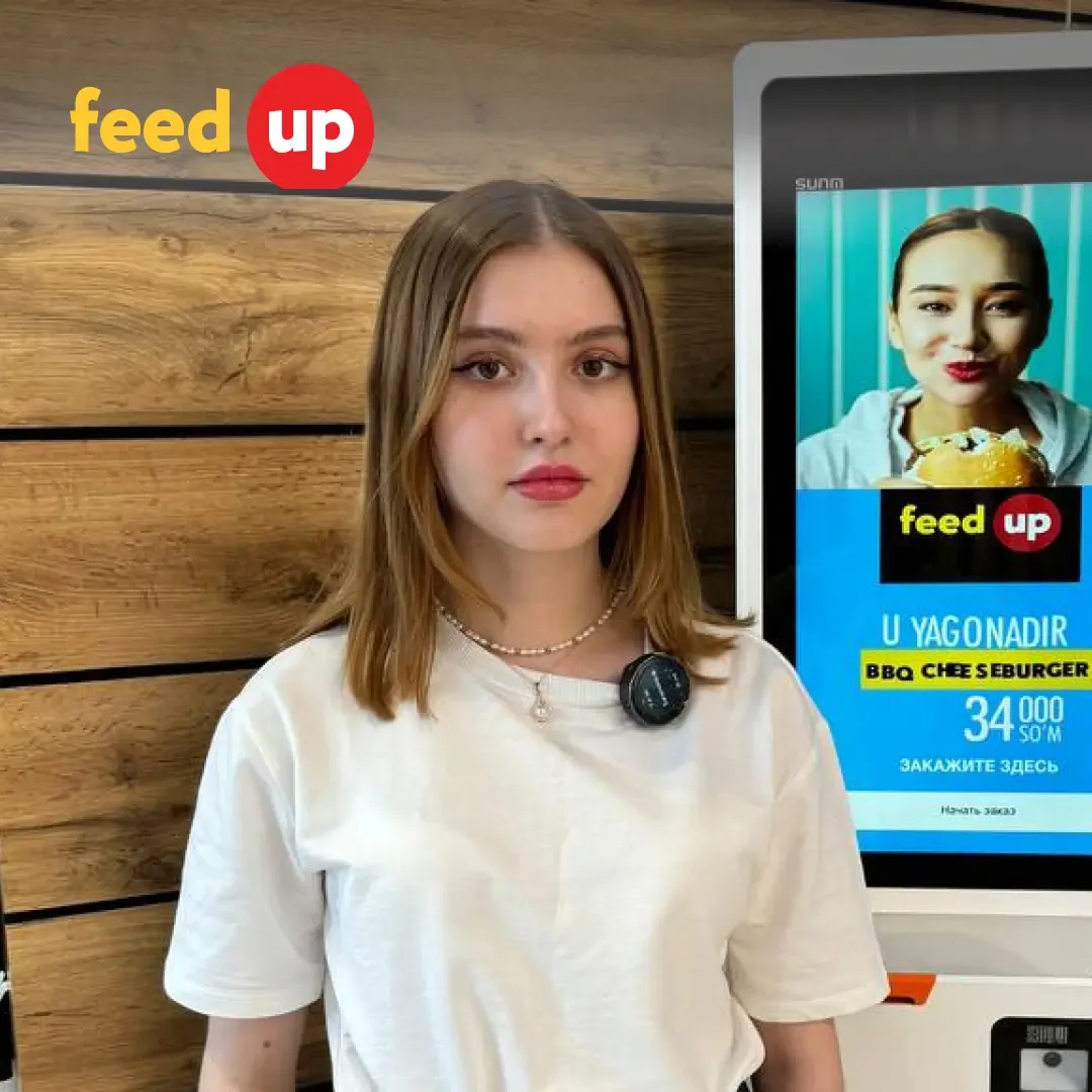 Feed Up o‘z-o‘ziga xizmat kioski yonidagi qiz
