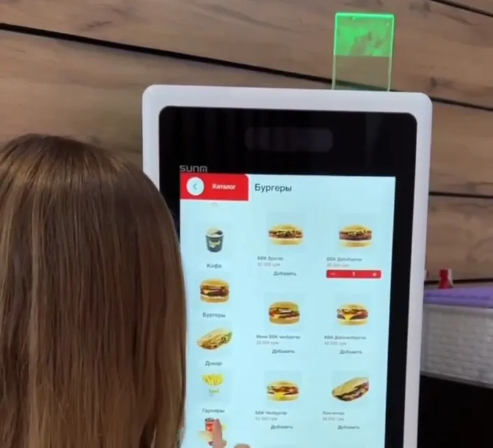 Feed Up o‘z-o‘ziga xizmat kioski ekranidagi burgerlar menyusi