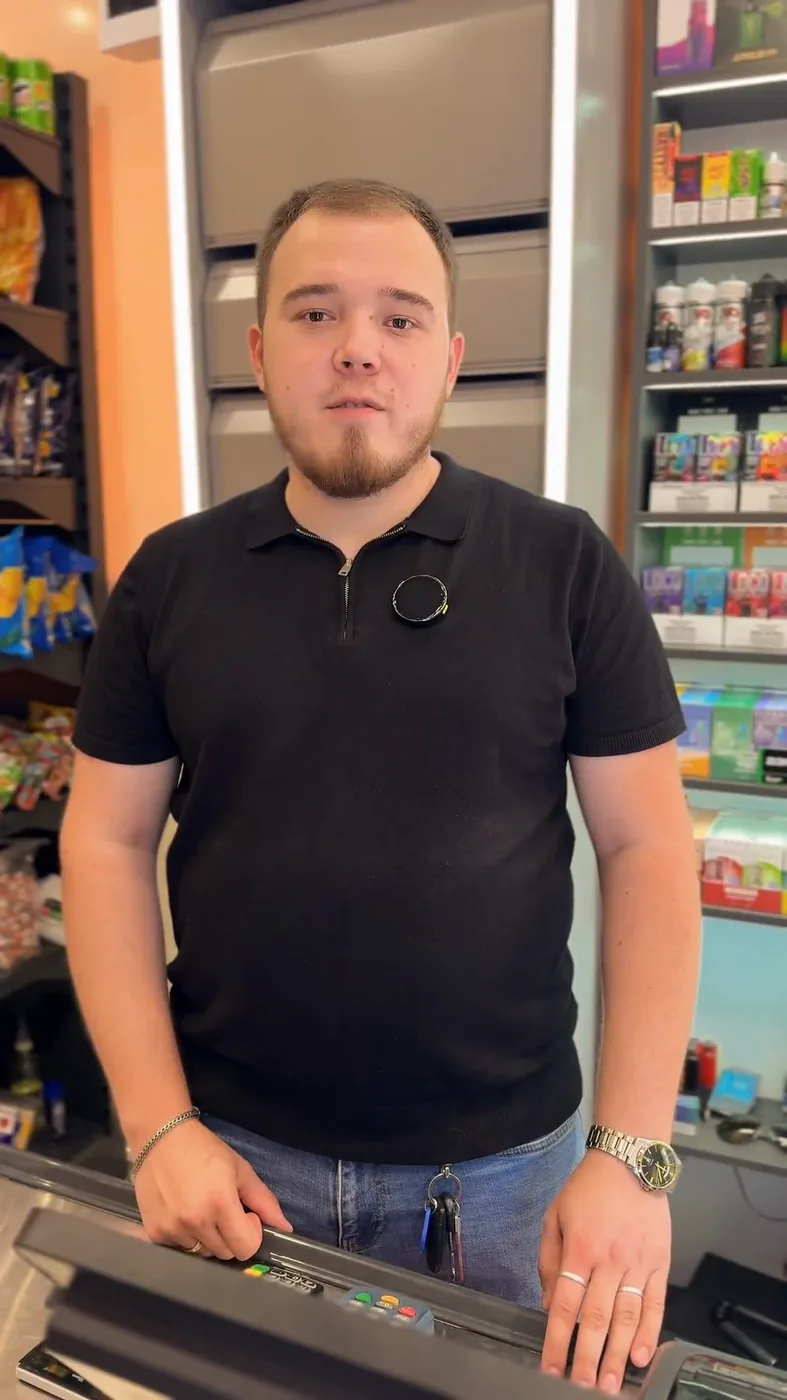 Qadam do‘koni xodimi kassa yonida