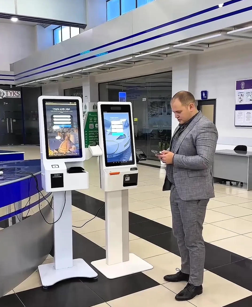 Zaldagi ikkita o‘z-o‘ziga xizmat kioski