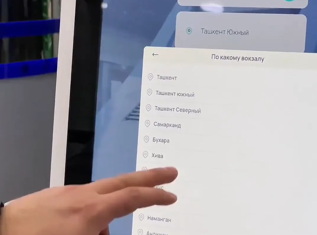Kiosk ekranida vokzalni tanlash
