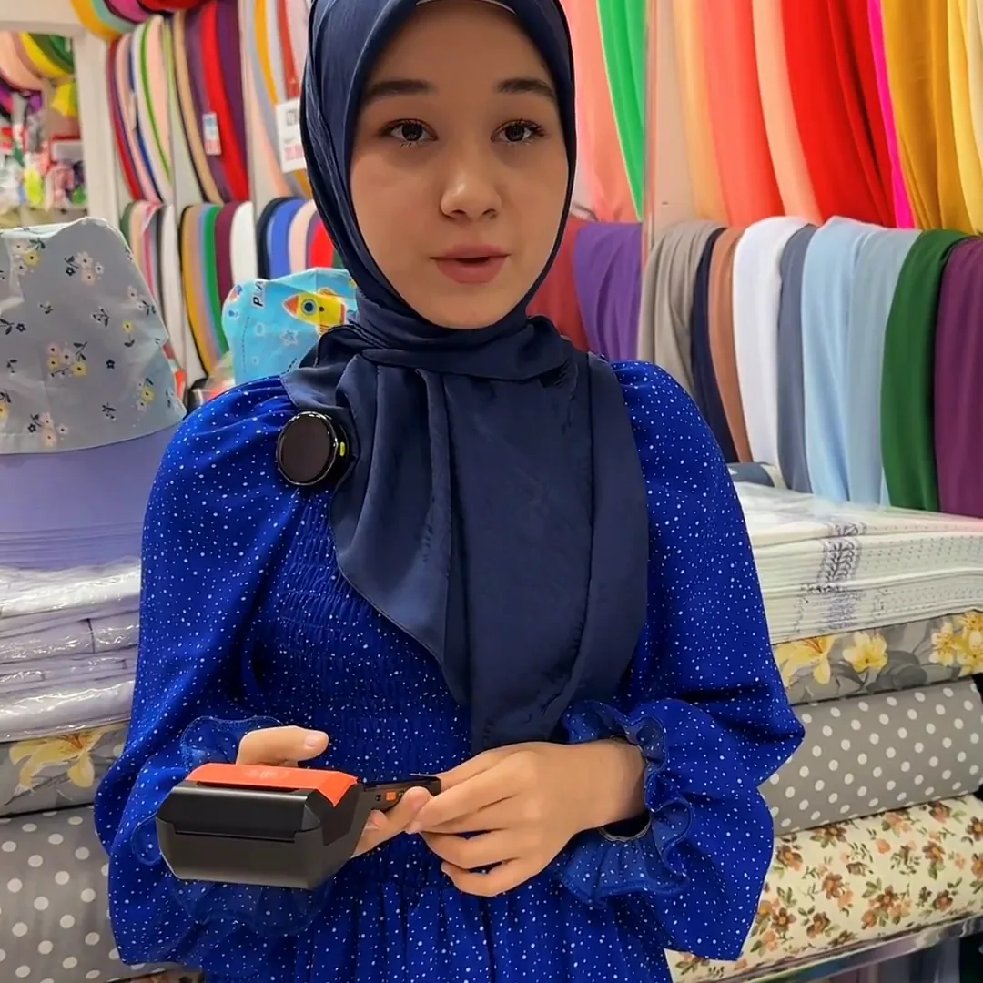 Qo‘lida onlayn kassa tutgan Verona Home Textile xodimi
