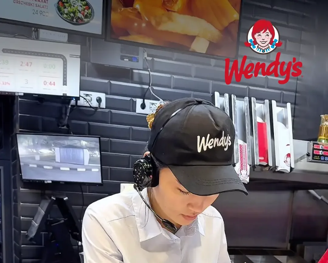 Wendy’s xodimi buyurtmani yig‘moqda
