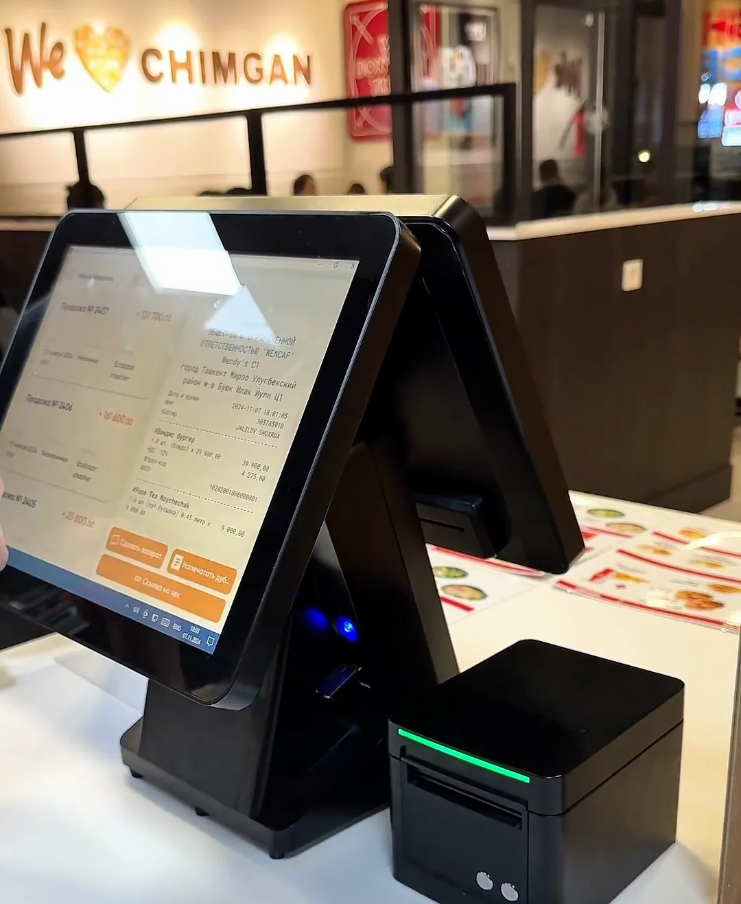Wendy’s peshtaxtasidagi kassa monobloki va chek printeri