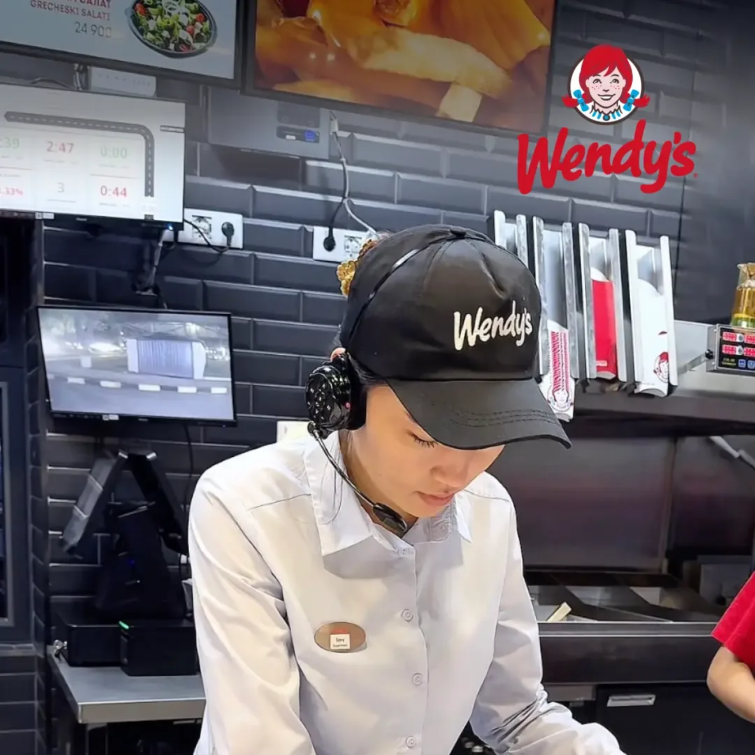 Wendy’s xodimi buyurtmani yig‘moqda