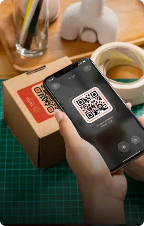Смартфон сканирует стикер с QR-кодом Rahmat