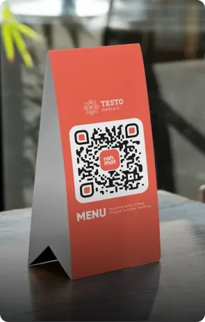 Тейбл-тент с QR-кодом Rahmat на столе ресторана